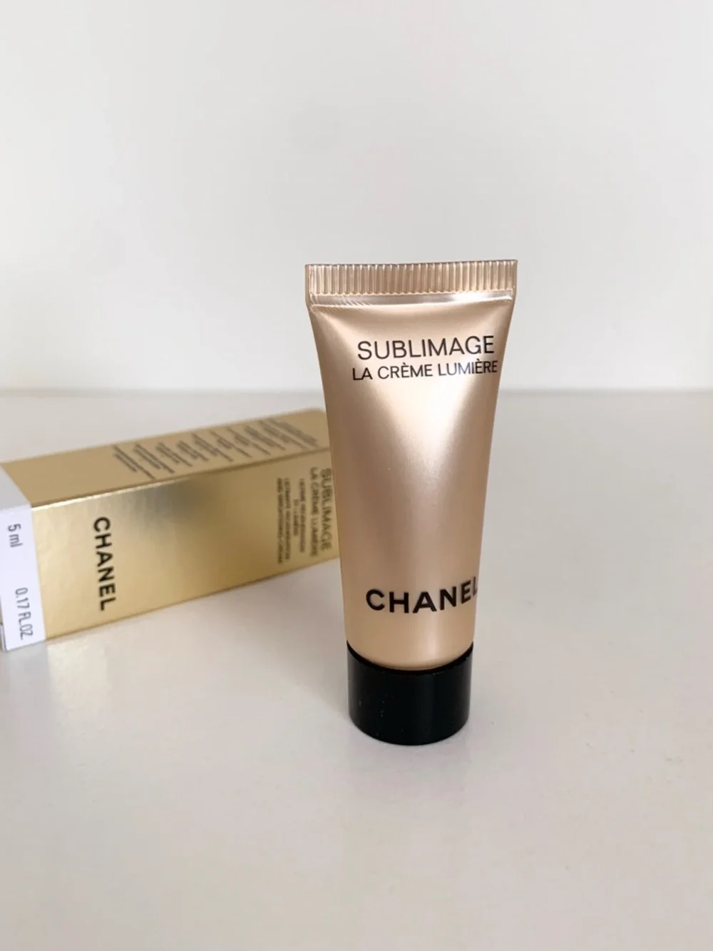 Hold CHANEL Sublimage La Crème Lumière - Picture 14 of 15